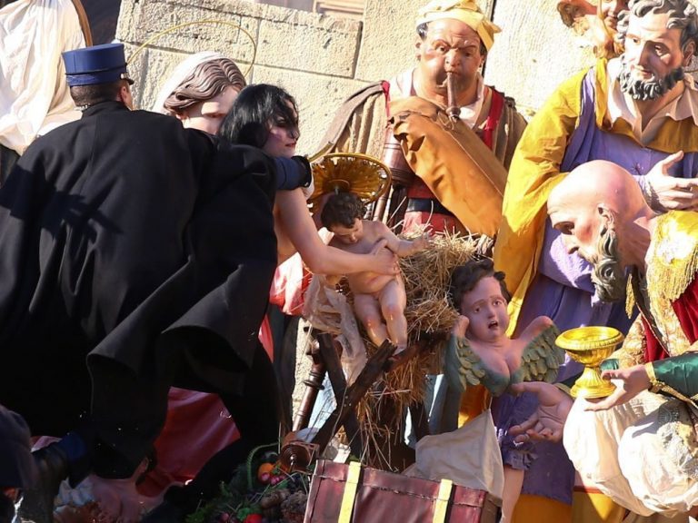 Une Femen s'empare de l'enfant Jésus de la crèche du Vatican
