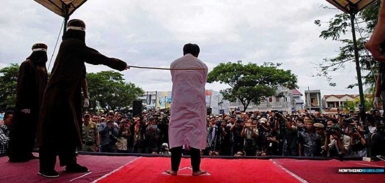 Indonésie : deux chrétiens flagellés et humiliés en public pour avoir enfreint la charia
