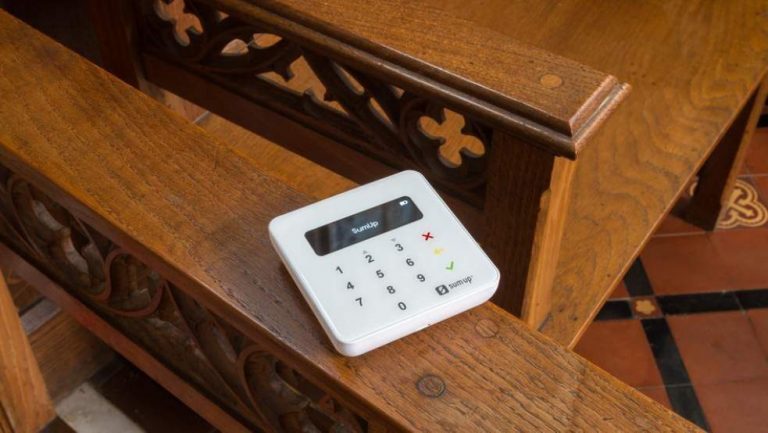 Angleterre : les églises font désormais la quête en paiement sans contact depuis un smartphone