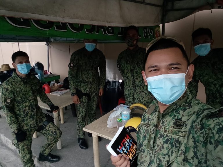 Philippines : un policier chrétien évangélise ses collègues dans un bus