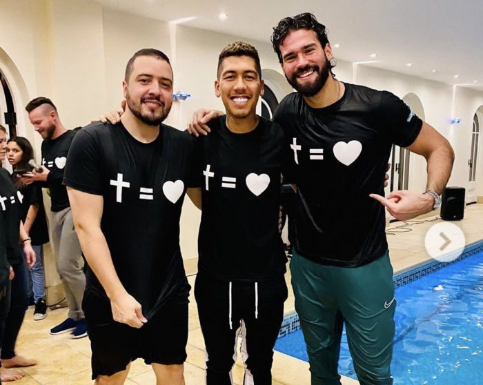 Roberto Firmino se fait baptiser, son coéquipier Alisson Becker en pleure de joie