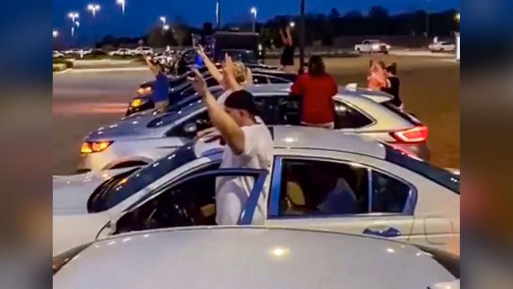 ob_0d3b08_peopleprayhospital-hdv-2669186