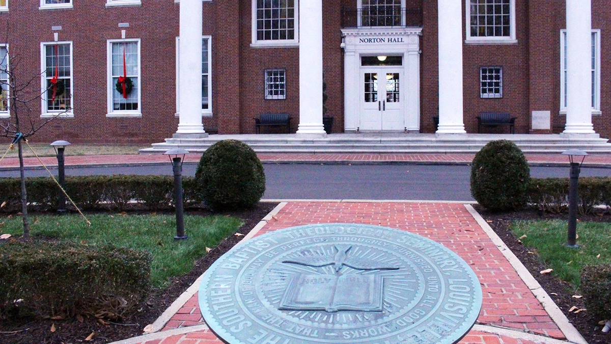 L'ancien professeur du Séminaire du Sud poursuit les dirigeants du SBC pour l'avoir qualifié d'agresseur