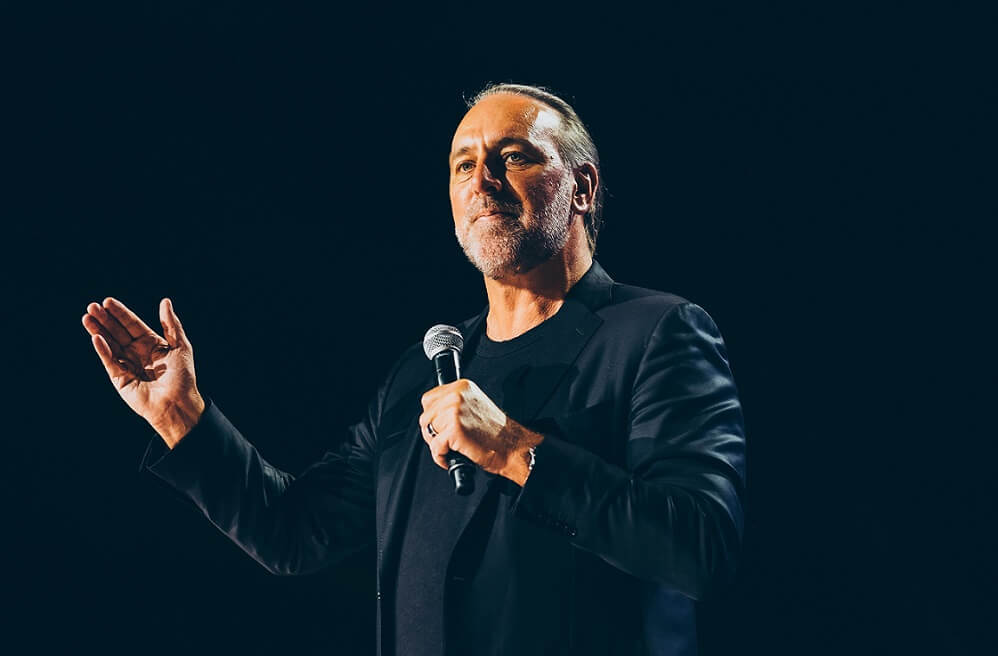Brian Houston de Hillsong dit que son père était un "pédophile en série" et qu'il a reçu un forfait de retraite après avoir été licencié