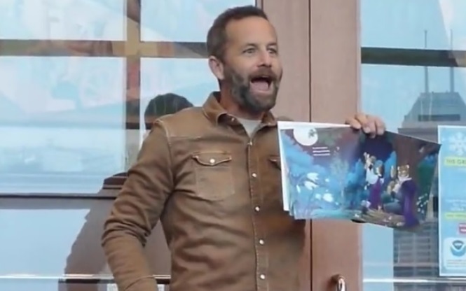 Des centaines de personnes emballent la bibliothèque d'Indianapolis pour l'heure de l'histoire de Kirk Cameron après un différend sur la lecture d'un livre