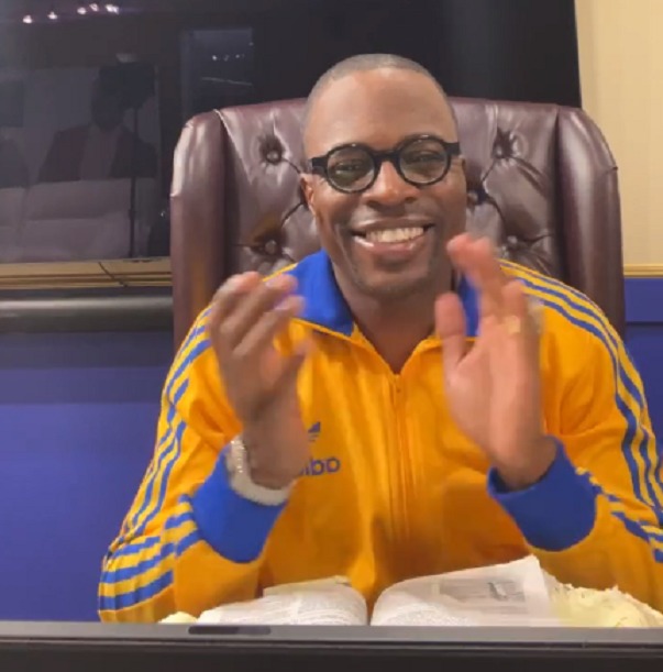 Un évêque de Brooklyn s'est fait voler des bijoux pendant le service est arrêté pour fraude, extorsion et mensonge au FBI