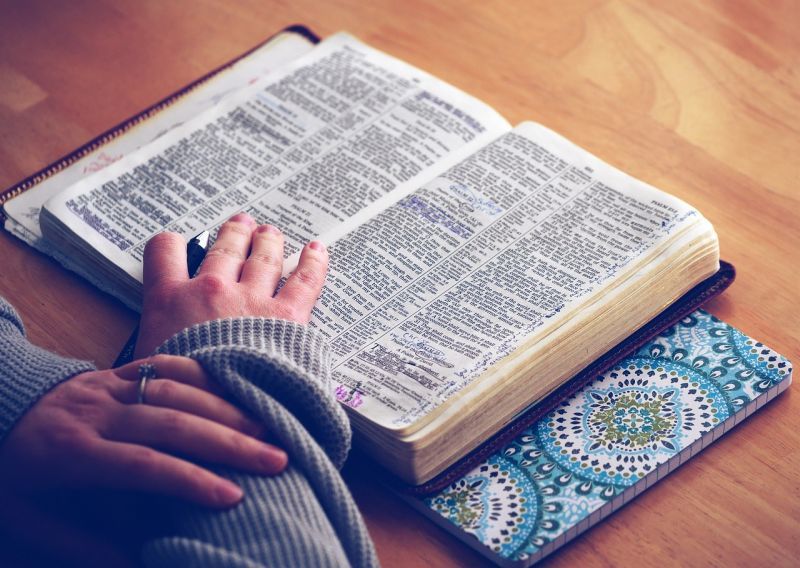 La plupart des fidèles préfèrent la prière à la lecture de la Bible : étude