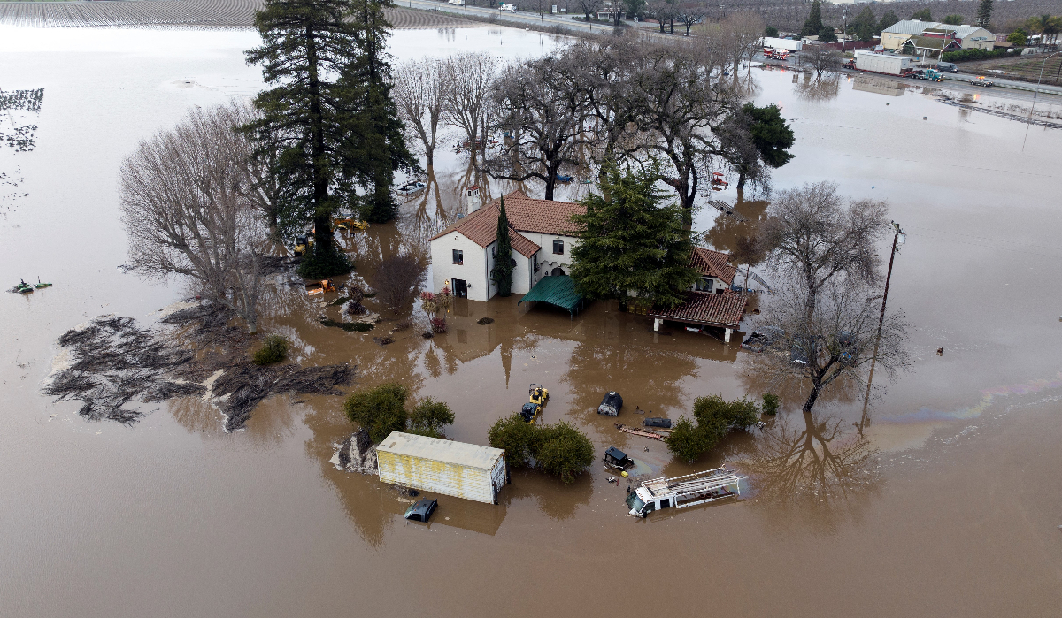 "Pas de répit significatif" attendu car de graves inondations en Californie font au moins 16 morts