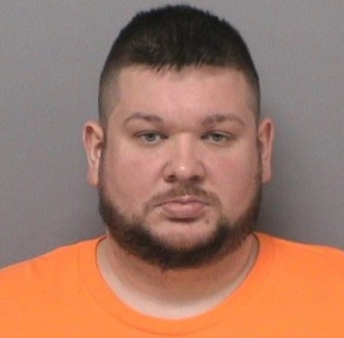 Ancien pasteur, employé d'école accusé de 2 chefs d'accusation de toilettage d'enfants