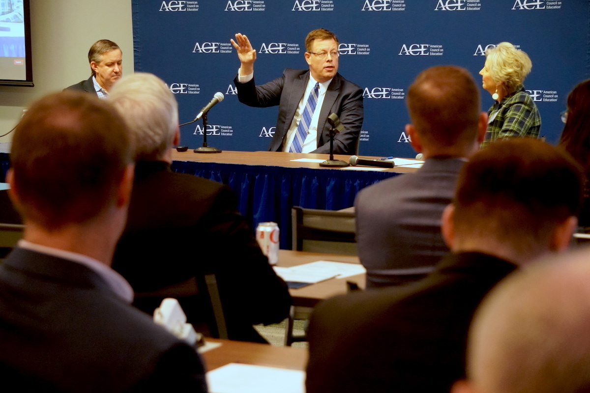 Les collèges religieux sont invités à "se pencher sur" leur identité, et non à imiter les universités laïques qui voient leurs inscriptions baisser