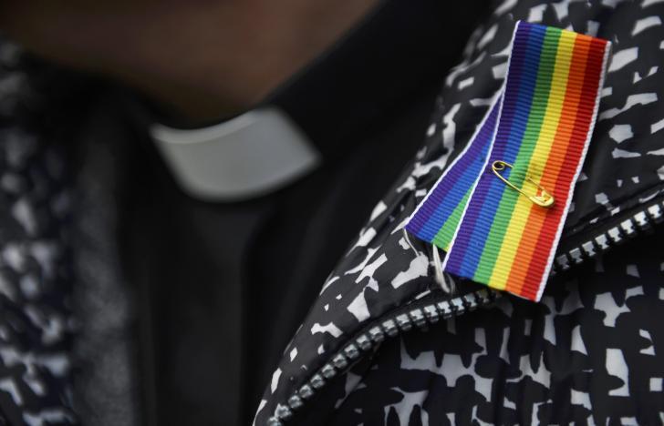 Un haut législateur britannique exhorte le CofE à soutenir le mariage homosexuel au Synode général