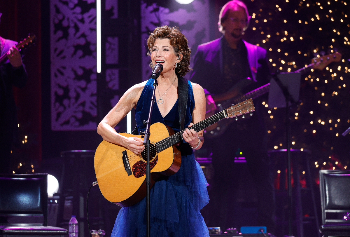 Amy Grant défend sa décision d'organiser un mariage homosexuel : "J'adore ces mariées"