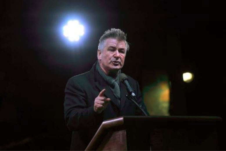 Alec Baldwin fera face à des accusations d'homicide involontaire dans le tournage de "Rust": "Personne n'est au-dessus de la loi"