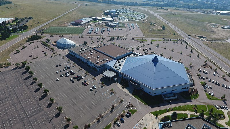 Megachurch licencie un artiste culte pour une liaison extraconjugale avec une femme d'une autre ville