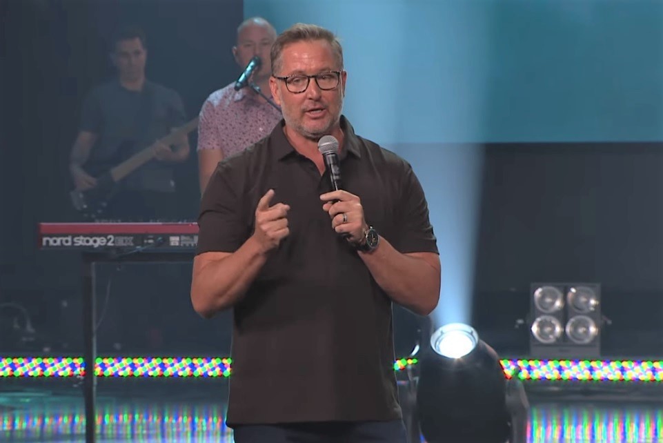 Le pasteur Stovall Weems affirme que Celebration Church a renoncé à l'accord pour payer 48 millions de dollars à son organisation à but non lucratif