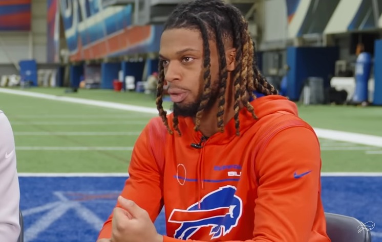 Damar Hamlin a couvert de prières alors qu'il reste dans un état critique après un arrêt cardiaque lors du match des Bengals