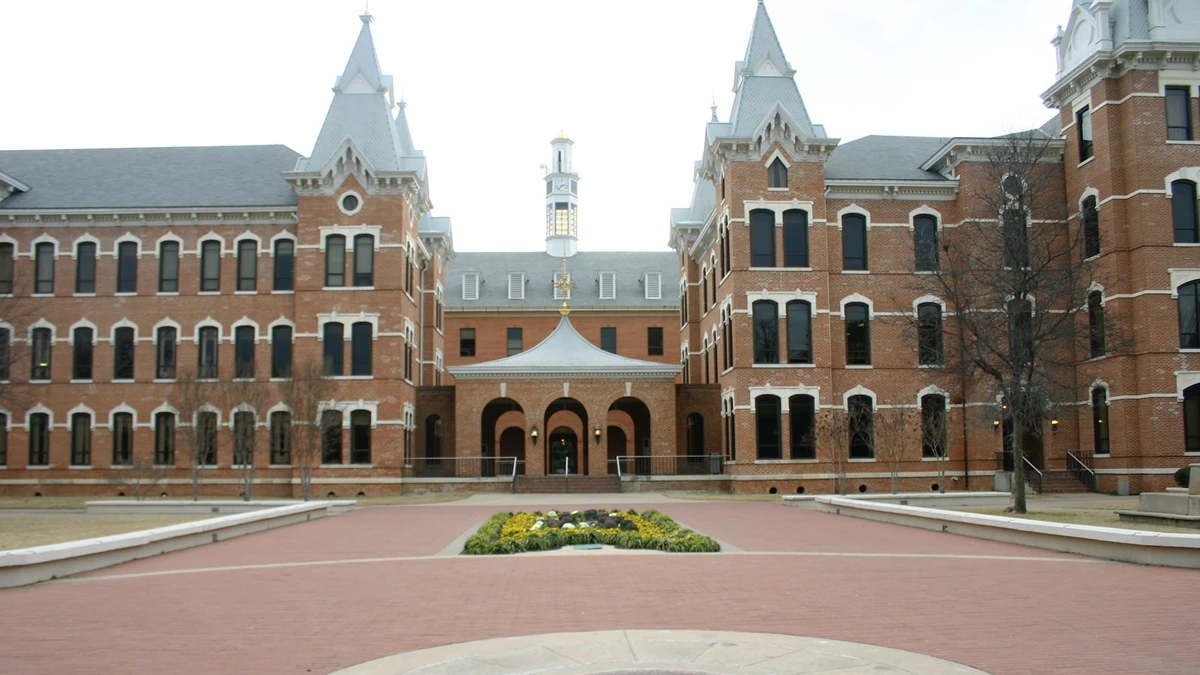 Le juge fédéral lance un défi aux exemptions du Christian College