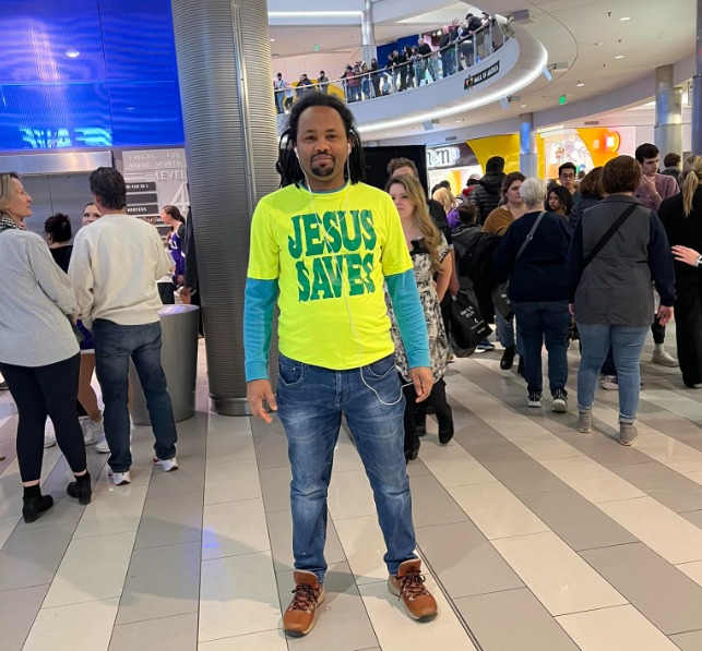 Un homme portant un t-shirt "Jesus Saves" au Mall of America a demandé de l'enlever ou de partir