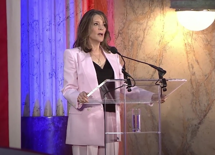 Marianne Williamson annonce la course présidentielle de 2024, principal défi à Biden