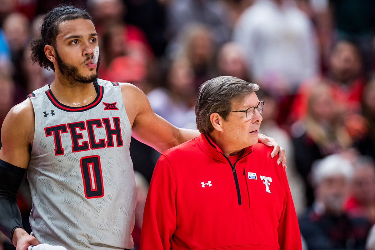 Texas Tech suspend l'entraîneur de basket-ball masculin pour une citation biblique «insensible à la race» sur «les esclaves au service de leurs maîtres»