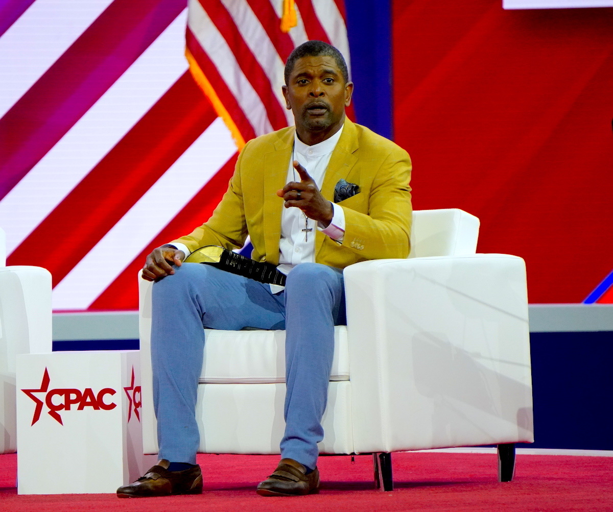 Un ancien joueur de la NFL dénonce les écoles publiques au CPAC : « Les enfants doivent apprendre ce que signifie vraiment le péché »