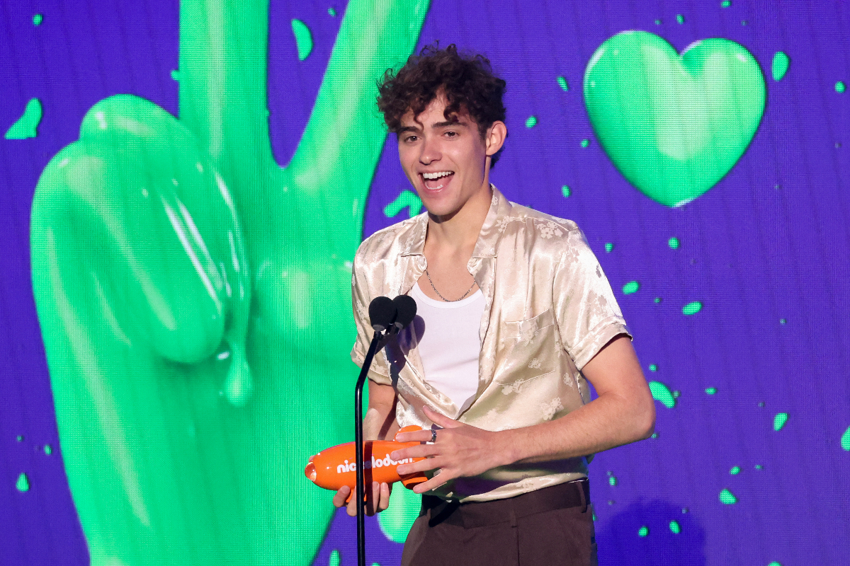 L'acteur queer de Disney partage l'amour du Christ aux Nickelodeon Kids' Choice Awards