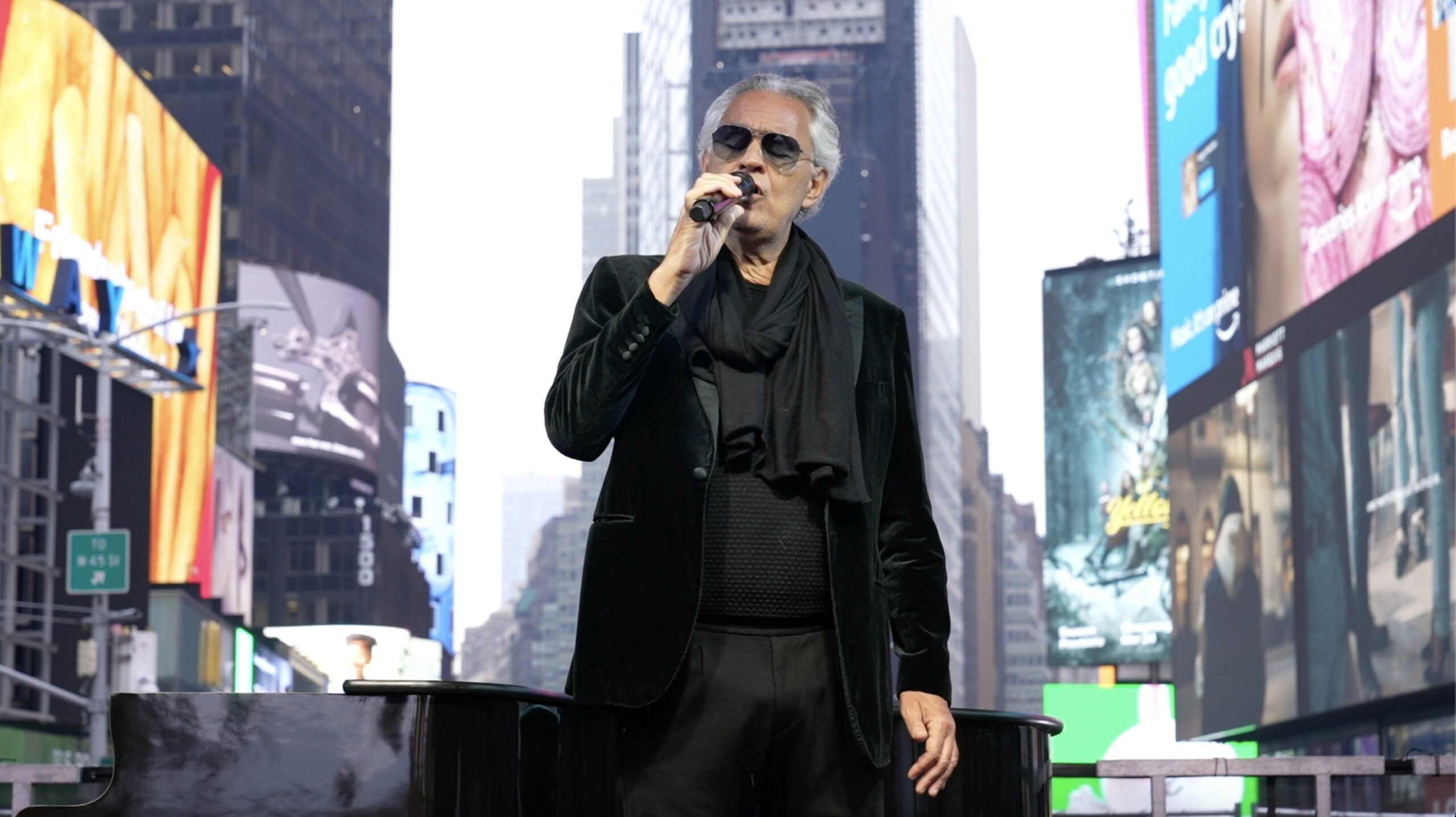 Andrea Bocelli chante « Amazing Grace » à Times Square avant la sortie du film : « La musique est une forme de prière »