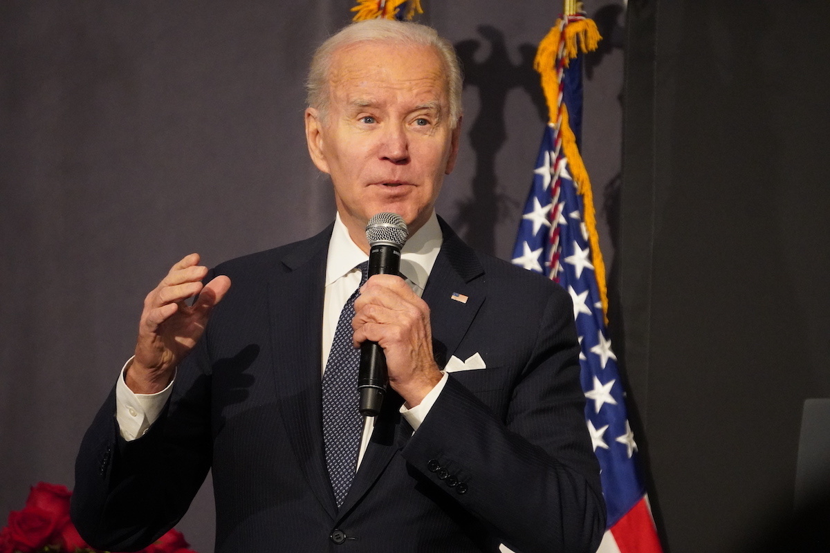Biden dit que les lois des États interdisant les chirurgies de transition de genre pour les mineurs sont "presque coupables": "C'est cruel"