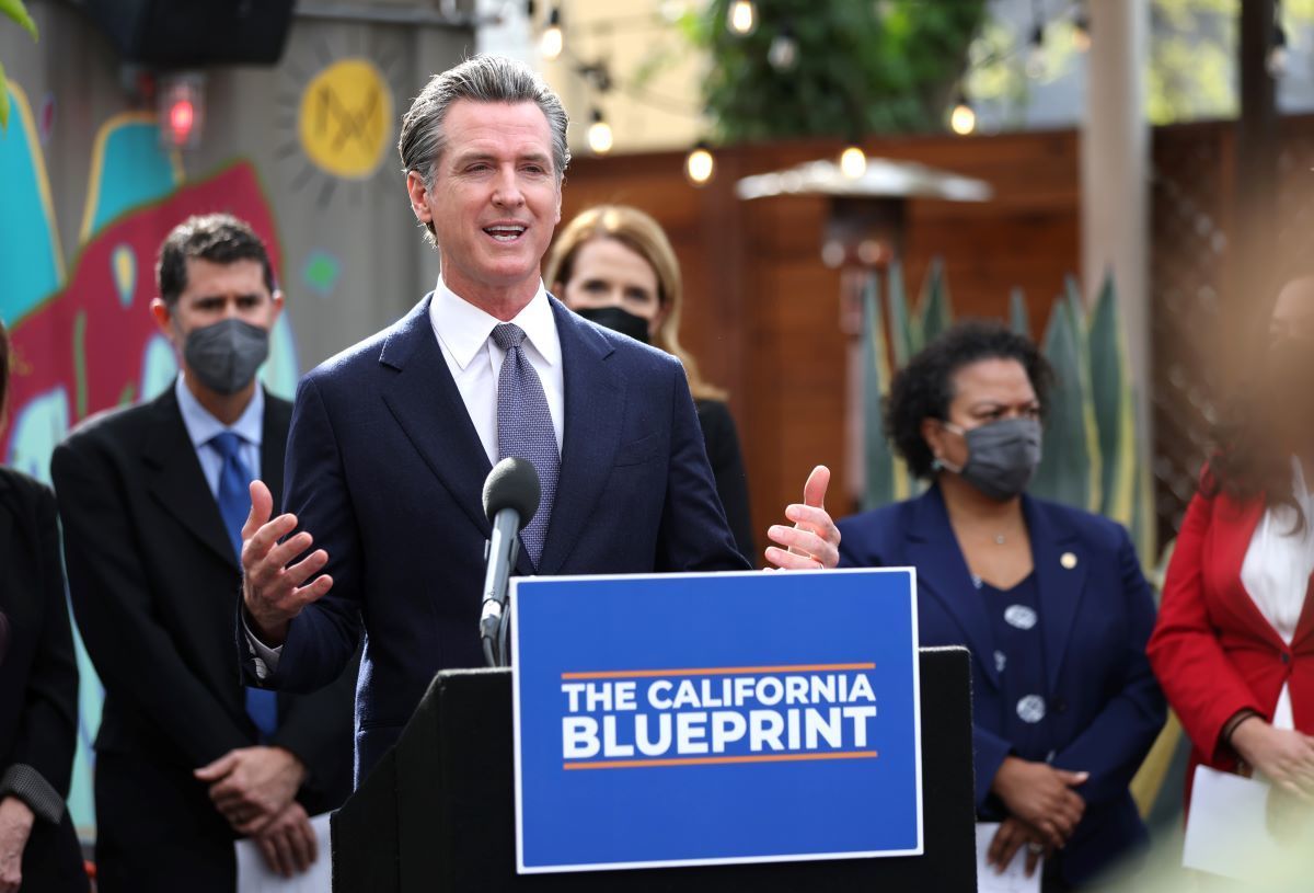 Newsom coupe les liens avec Walgreens pour ne pas avoir distribué de pilule abortive dans les États où c'est illégal