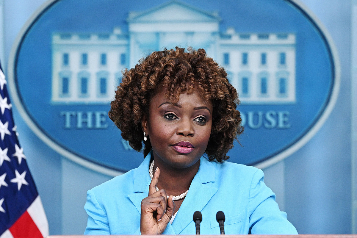 Biden et Karine Jean-Pierre affirment que la communauté trans est « attaquée » quelques jours après la fusillade dans une école chrétienne