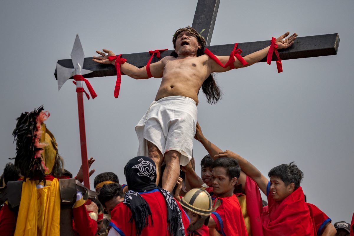Les Philippins reprennent les reconstitutions de la crucifixion du Vendredi Saint après la pause de COVID-19