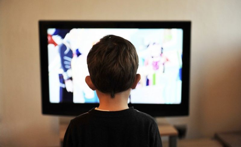 Des adultes trans se déshabillent devant des enfants à la télévision publique pour normaliser les chirurgies mutilantes du corps