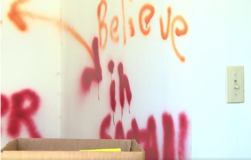 "Croyez en Satan": des vandales dégradent l'église avec des images phalliques, 666 lors de l'attaque du dimanche de Pâques