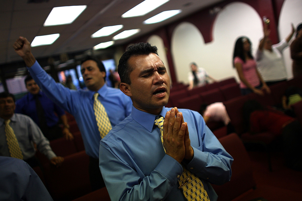 Près d'un tiers des Hispaniques s'identifient comme "non affiliés à une religion": Pew