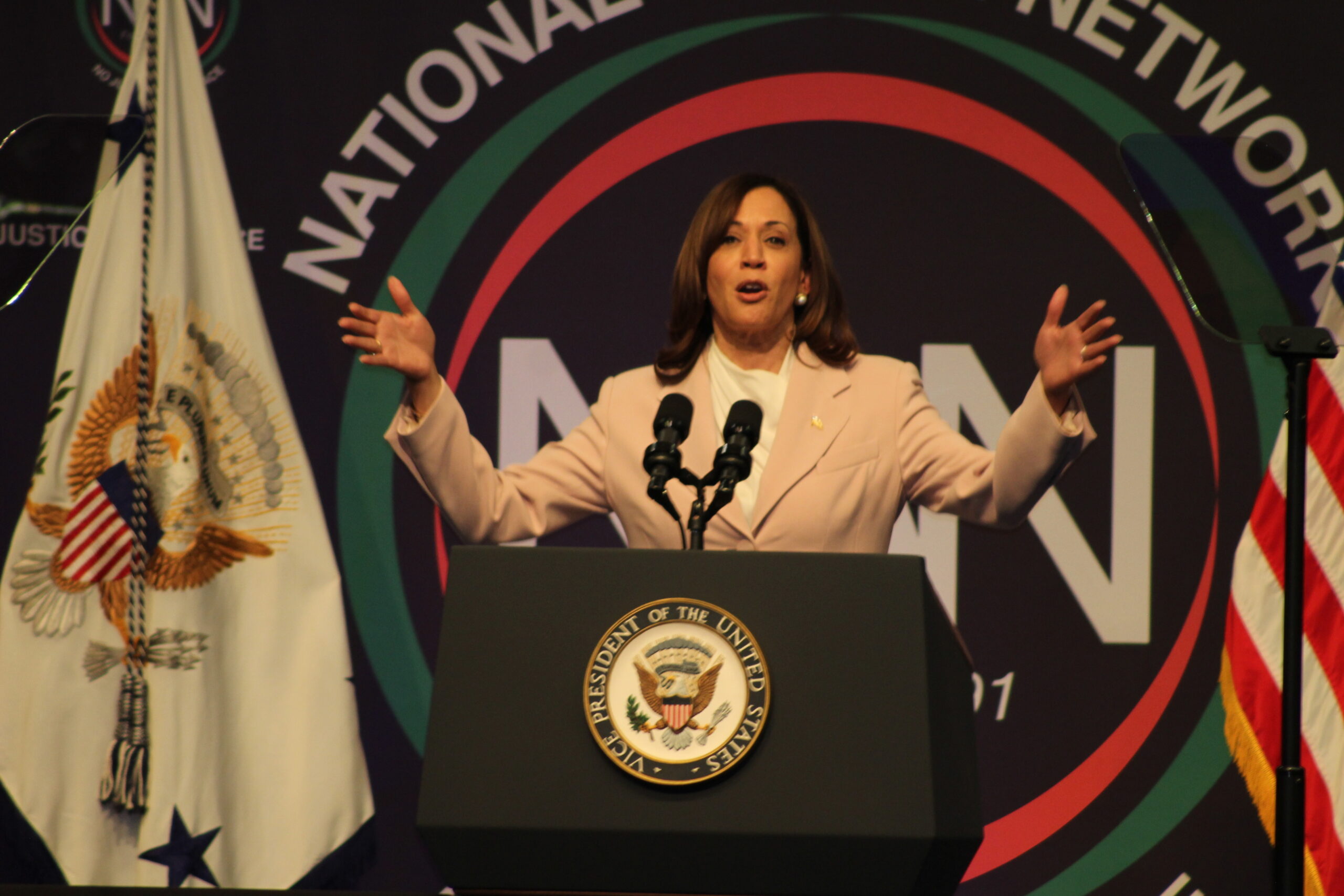 Al Sharpton compare la vice-présidente Kamala Harris à la reine biblique Esther alors qu'elle met en garde contre les conservateurs