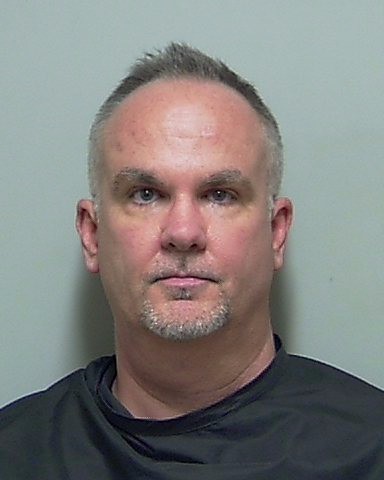 Un pasteur de la jeunesse et un enseignant de 6e année ont utilisé le Wi-Fi de l'église pour télécharger de la pédopornographie: la police