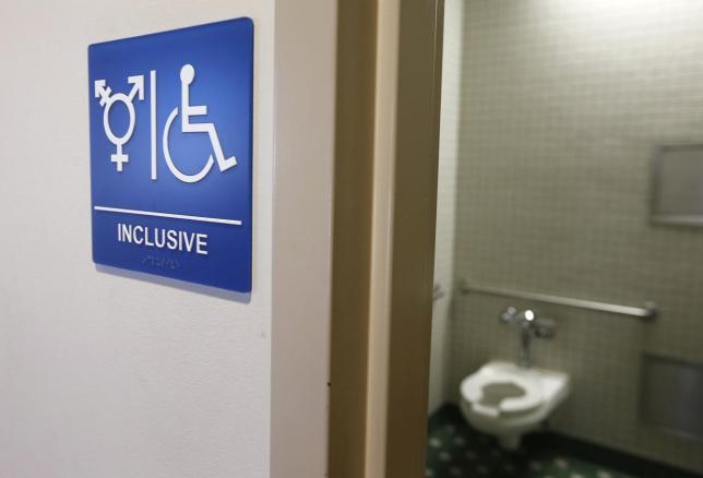 Le comté de Loudoun nie avoir coupé le financement de l'éducation spéciale pour un plan de salle de bain trans-inclusif de 11 millions de dollars