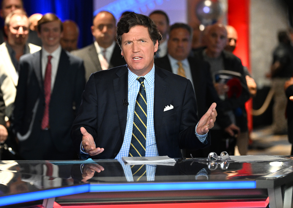 La sortie de Tucker Carlson de Fox News suscite diverses réactions : "Gratuit et non censuré" à "il était temps"