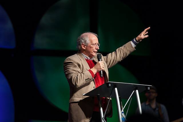 John Piper offre 6 raisons bibliques pour lesquelles les parents ne devraient pas laisser leurs enfants se travestir