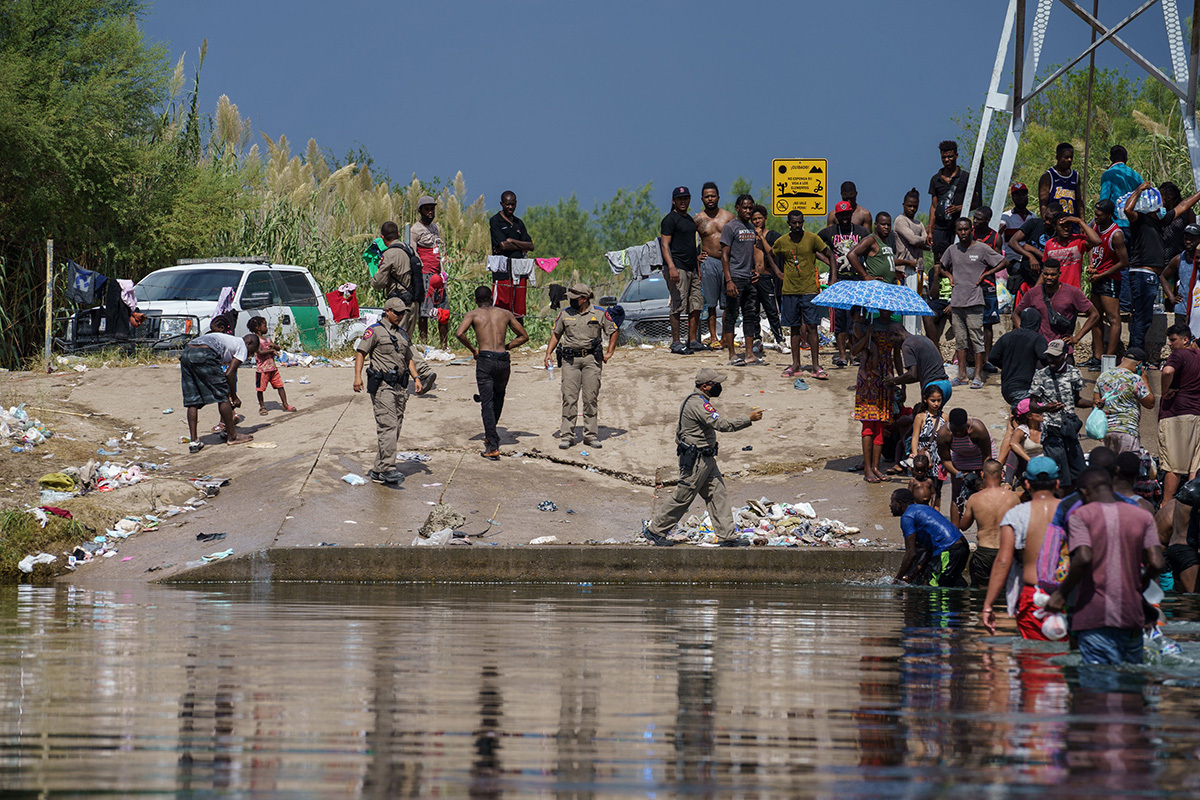 Le rassemblement "Combien d'autres" exige une réponse du gouvernement à la "crise humanitaire" à la frontière sud