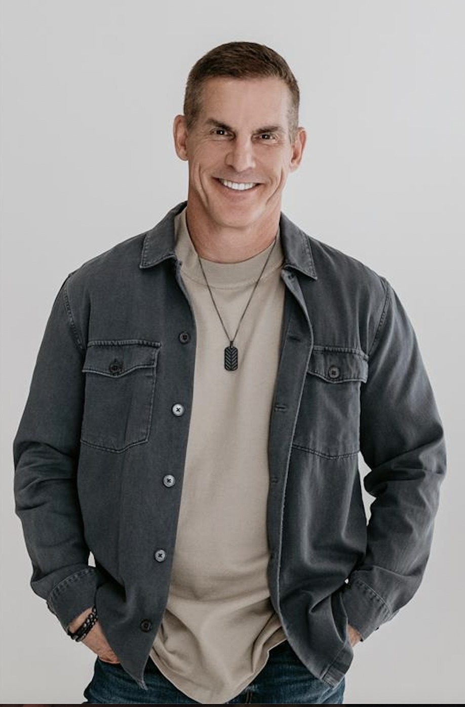 Craig Groeschel identifie les mensonges de Satan qui maintiennent les croyants « coincés » dans des habitudes malsaines