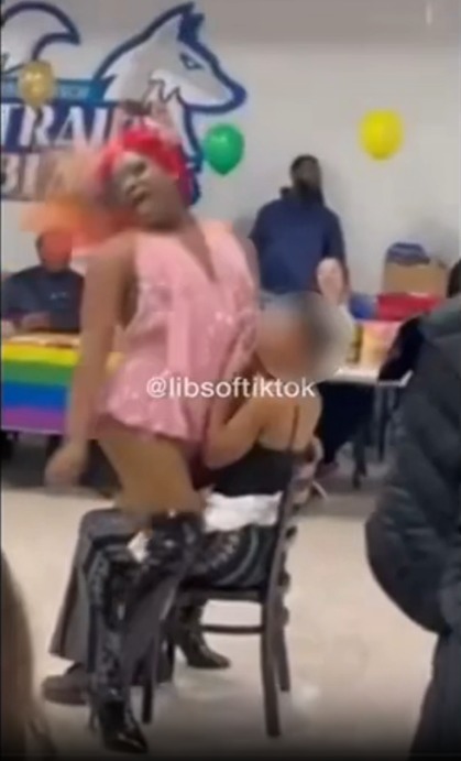 Drag Queen donne une danse au tour à un étudiant lors d'un événement de fierté LGBT ouvert aux lycéens