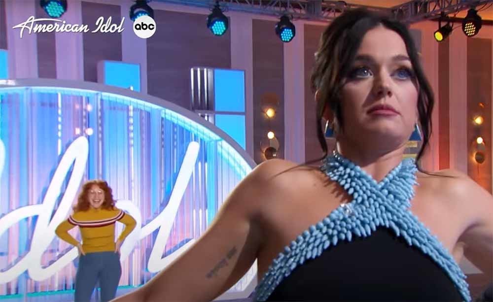 Katy Perry porte une casquette « Mama » après avoir été accusée d'avoir « fait du shamming à sa mère » dans « American Idol »
