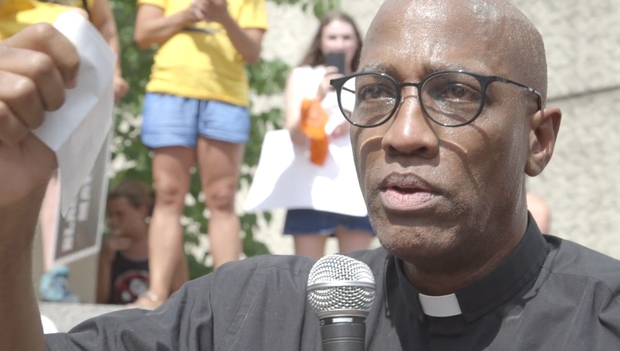 La première tête noire de la dénomination du PCUSA à démissionner : "Je suis entré dans cette nouvelle saison"
