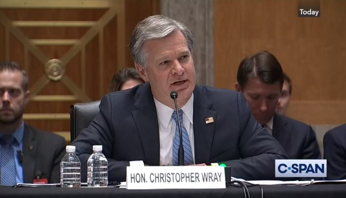 Le directeur du FBI assigné à comparaître pour un mémo avertissant de la menace d'un "catholique radical-traditionaliste"