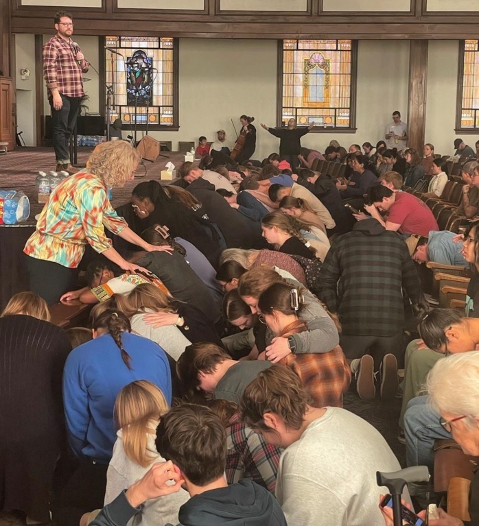 Le renouveau d'Asbury passe aux étapes suivantes avec les «équipes d'effusion», la formation de disciples en petits groupes