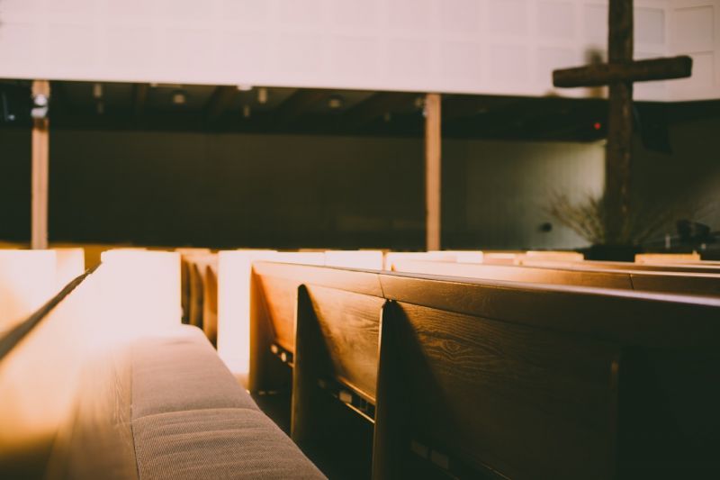 Le tribunal ordonne à l'entreprise de services publics de rétablir l'électricité dans l'abri de réadaptation de l'église