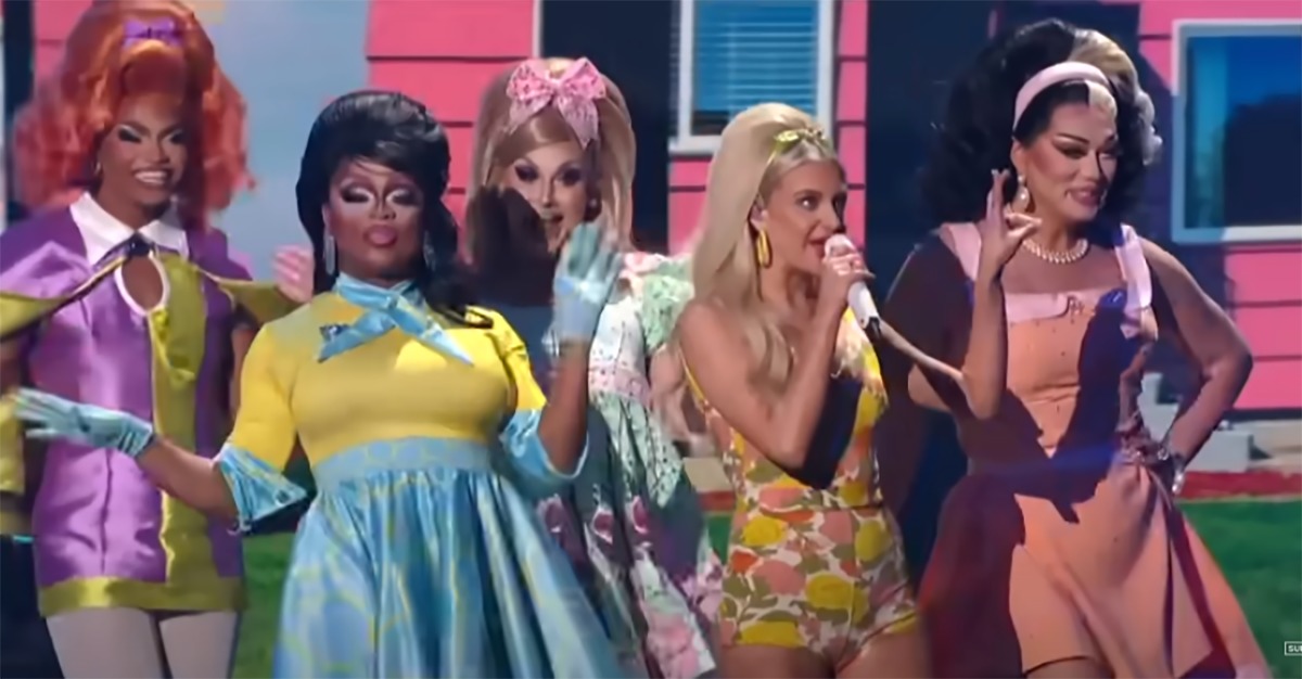 Les CMT Music Awards présentent des artistes de dragsters, Kelsea Ballerini prie pour le changement après le tournage de Nashville