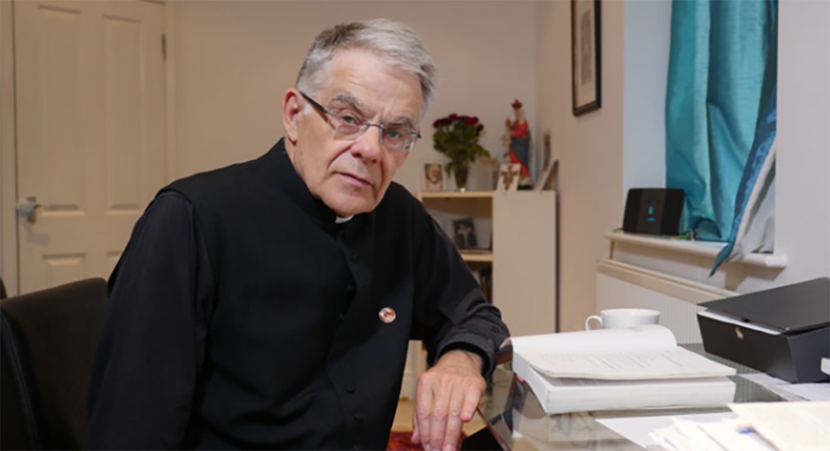Un aumônier interdit par le NHS de voir des patients après avoir répondu à une question sur le mariage homosexuel a reçu 12 000 $