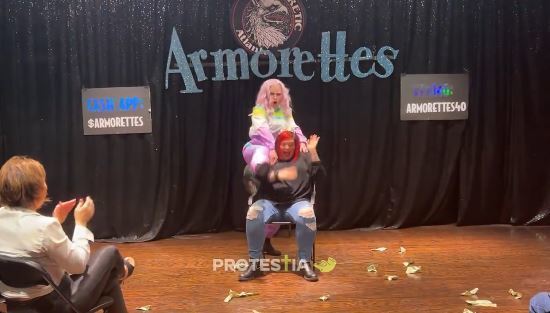 Le chef du ministère de North Point reçoit une lap dance d'un artiste de drag au bar 'Heretic Atlanta'